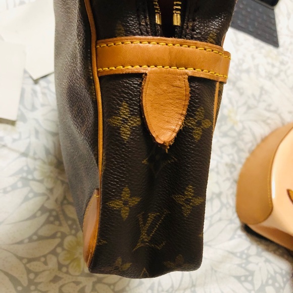 Louis Vuitton clutch and pouch bag. - Picture 3 of 8